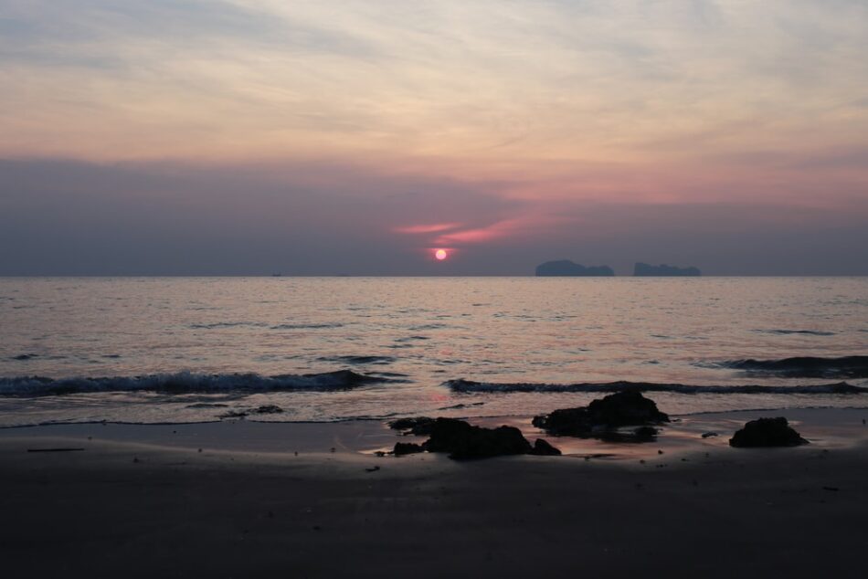 พระอาทิตย์กำลังจะลับขอบน้ำที่ชายหาดตรัง เที่ยวตรัง